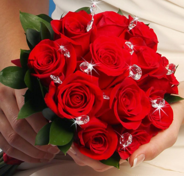 Hoa tặng bạn gái là món quà đầy tình cảm và ý nghĩa nhất, nó thể hiện sự độc đáo và tươi tắn của tình yêu. Hãy cùng ngắm những bức ảnh đầy lãng mạn với những cành hoa tươi tắn sẽ khiến trái tim bạn rung động.