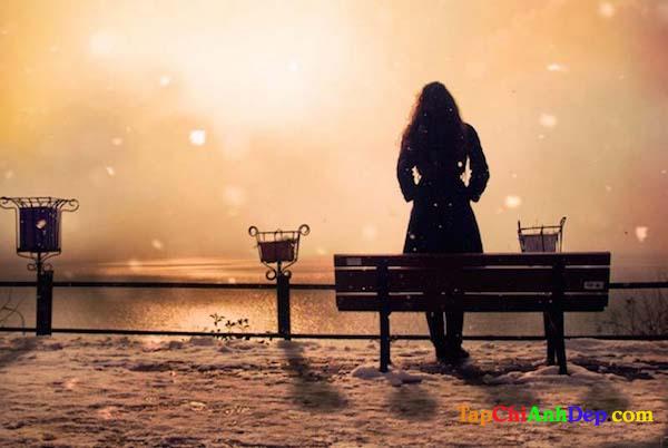 Hình ảnh buồn chán ngồi một mình của con gái đầy xót thương.