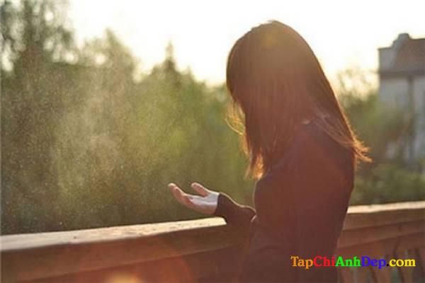 Hình ảnh buồn cô đơn chờ người yêu trong vô vọng.