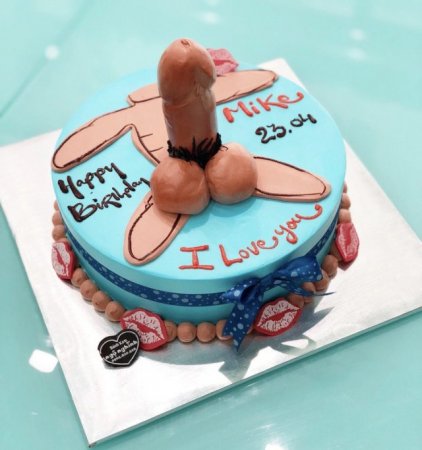 Những chiếc bánh sinh nhật độc nhất để troll bạn bè trên facebook