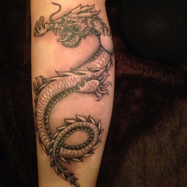 Hình xăm rồng đẹp ở cánh tay