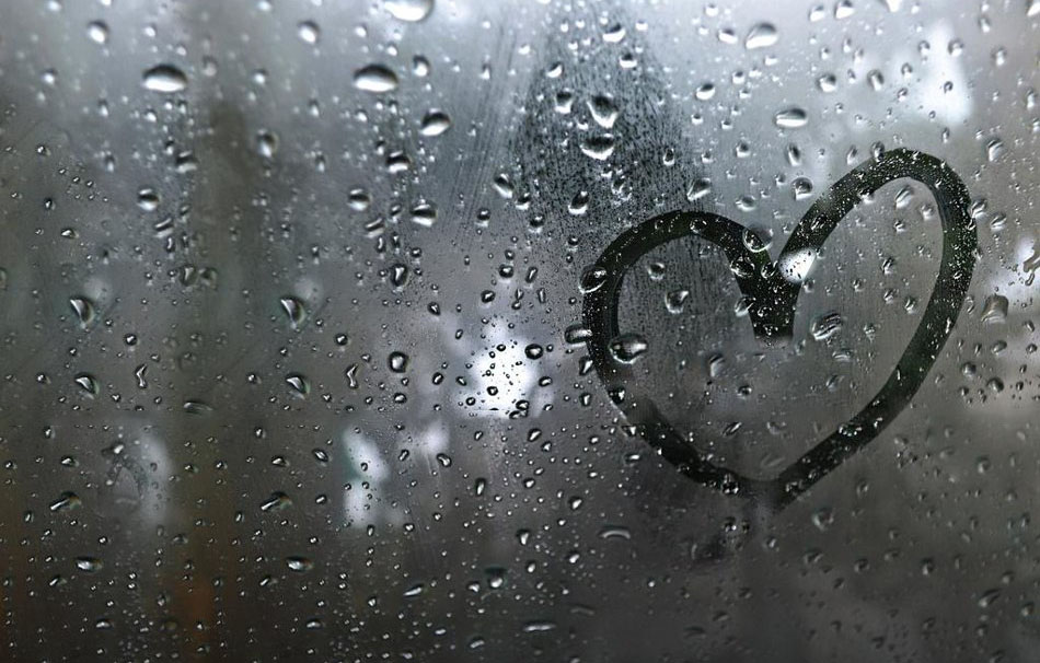 Hình ảnh cơn mưa tình yêu buồn