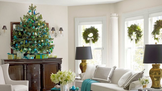 cách trang trí cây thông Noel mini bằng các sắc độ khác nhau của gam màu xanh
