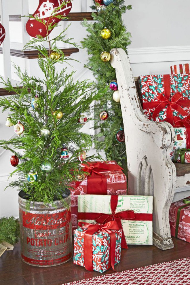 Góc nhỏ trong nhà trở nên đẹp hơn bao giờ hết với cây thông Noel mini được nhấn nhá bằng các quả châu sắc màu.