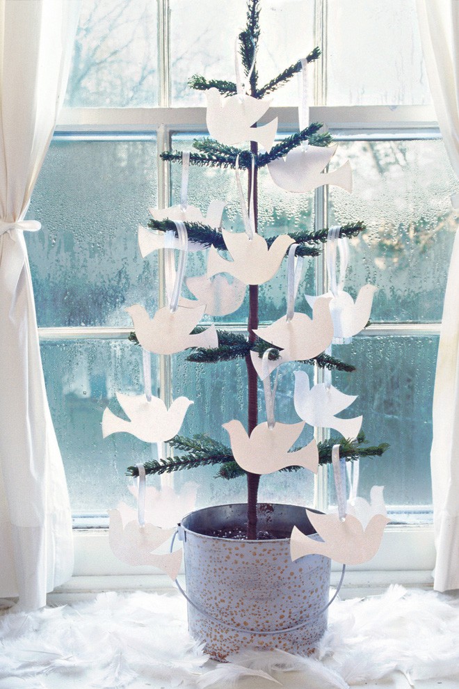 Những chú chim bồ câu trắng được cắt bằng giấy giúp trang trí cây thông Noel thêm phần sống động.