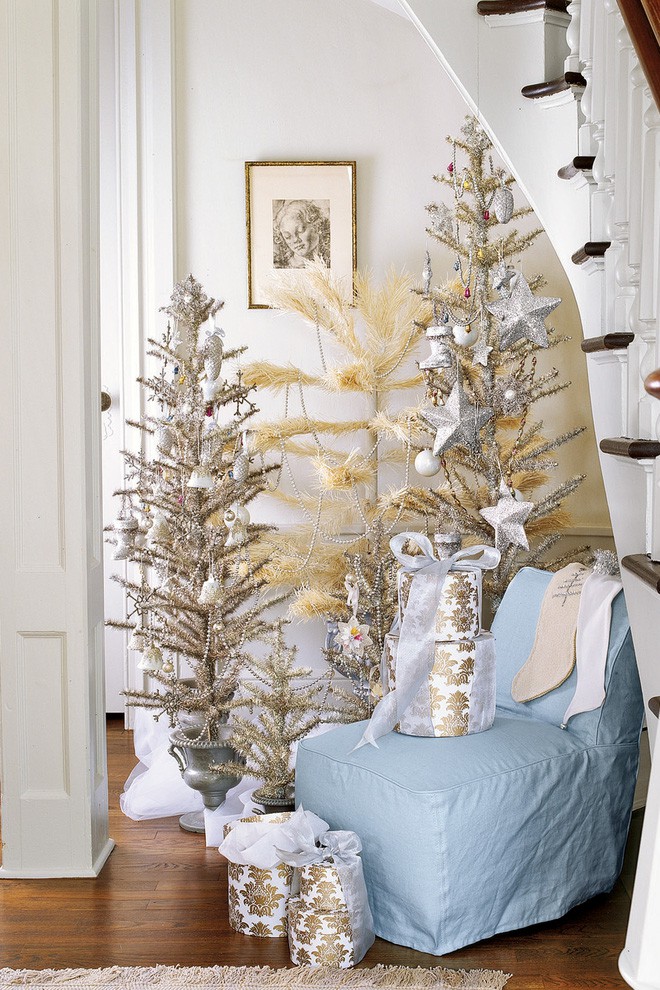 trang trí cây thông Noel với tông vàng và bạc