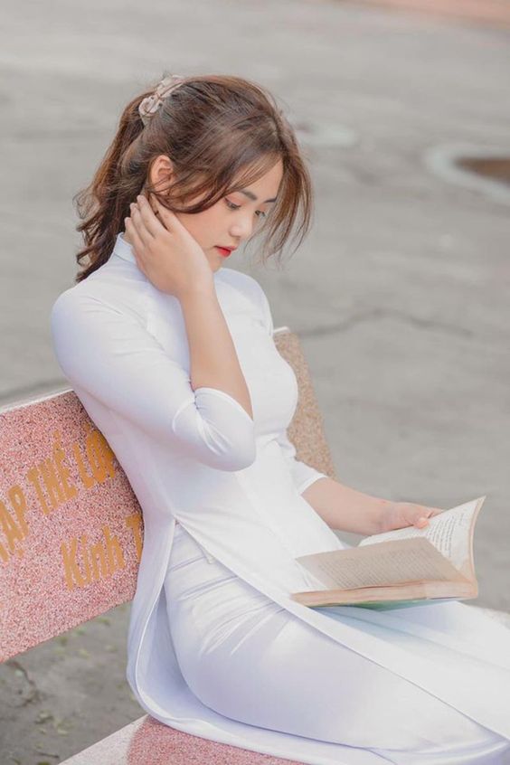 Hình ảnh gái xinh đang đọc sách